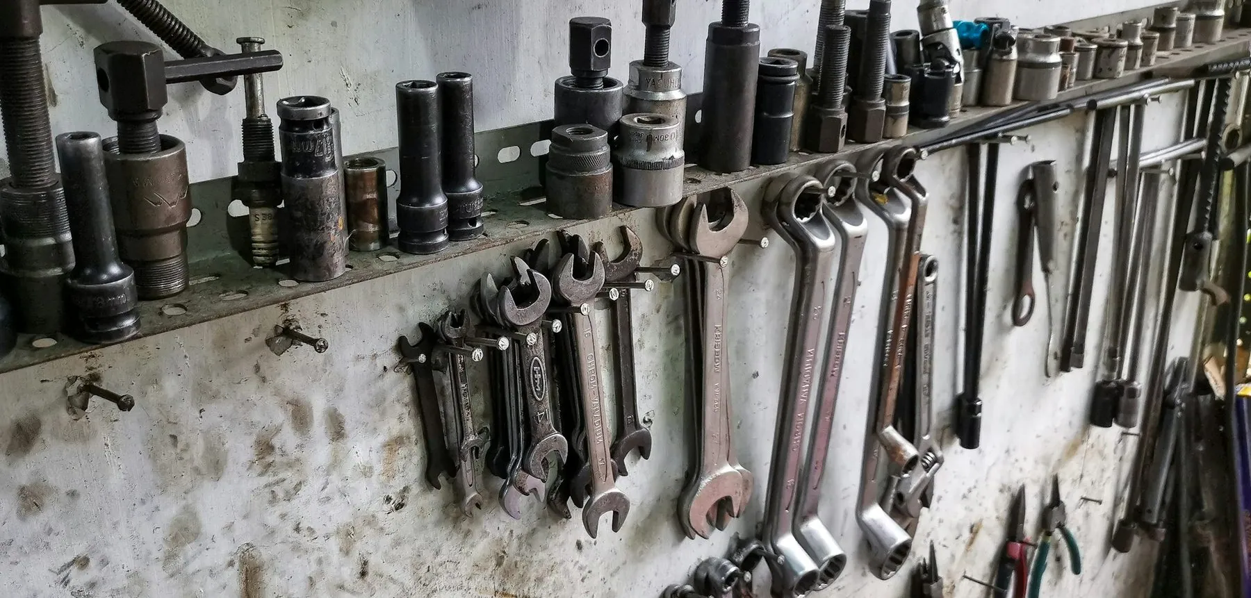 One of the hand tools used by people in workshops to disassemble machine components.