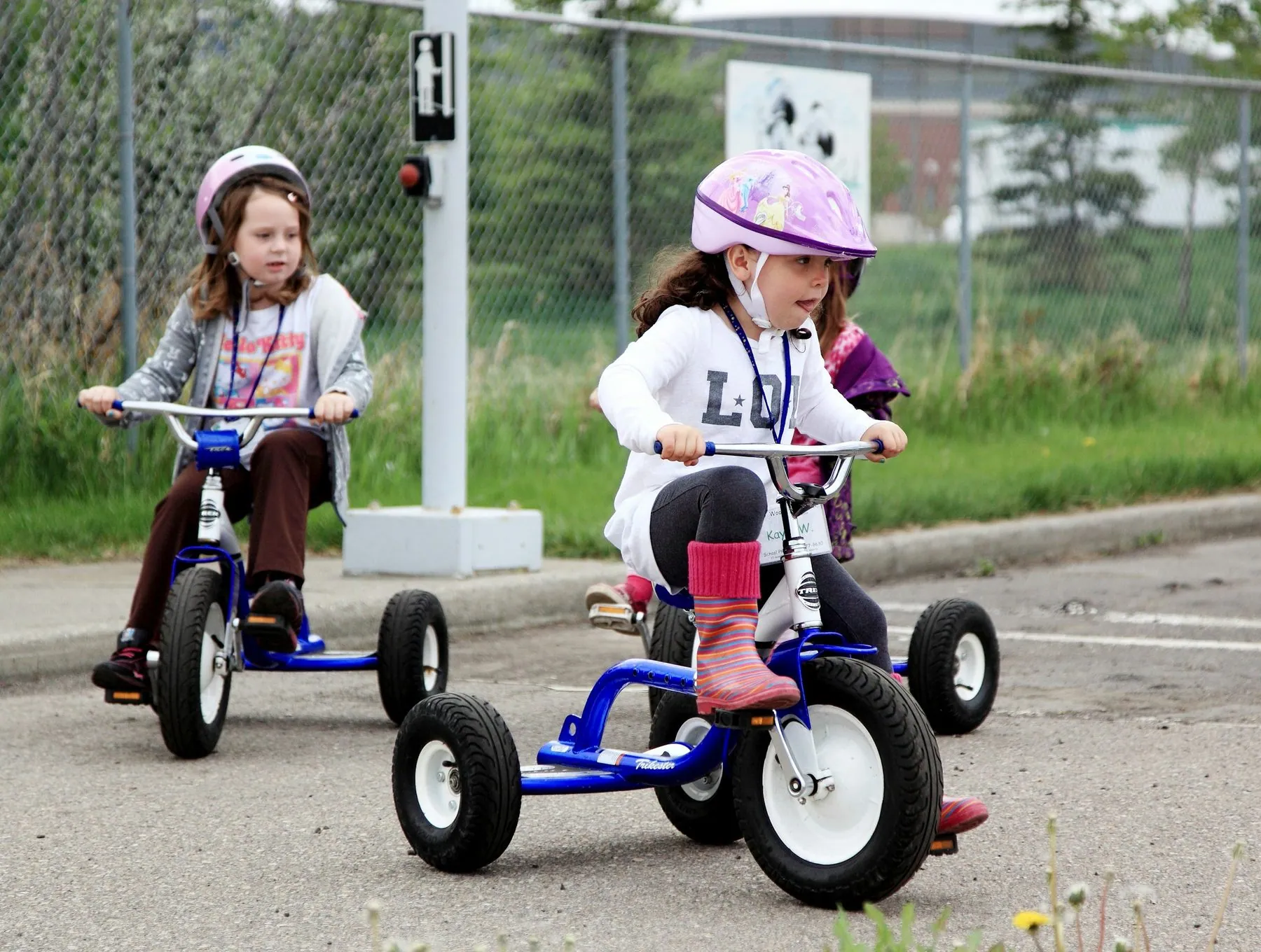 Kindergarten children practice traffic rules through interactive games, role-playing and simulation.